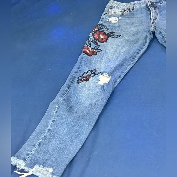 Taylor and Sage Distressed Jeans w/ Flower Appliqué, size 28 - Picture 2 of 9